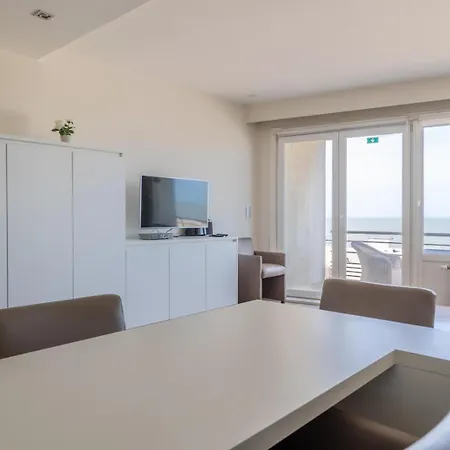 Bel Air - Spacious, Modern With Sleeping Area On The Promenade T4 Appartement Oostende
