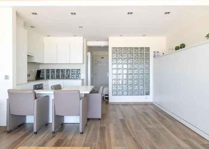 Bel Air - Spacious, Modern With Sleeping Area On The Promenade T4 Appartement Oostende