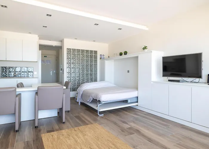 Bel Air - Spacious, Modern With Sleeping Area On The Promenade T4 Appartement *